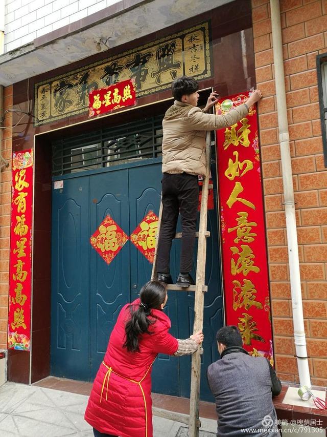 春节民俗活动贴春联图片