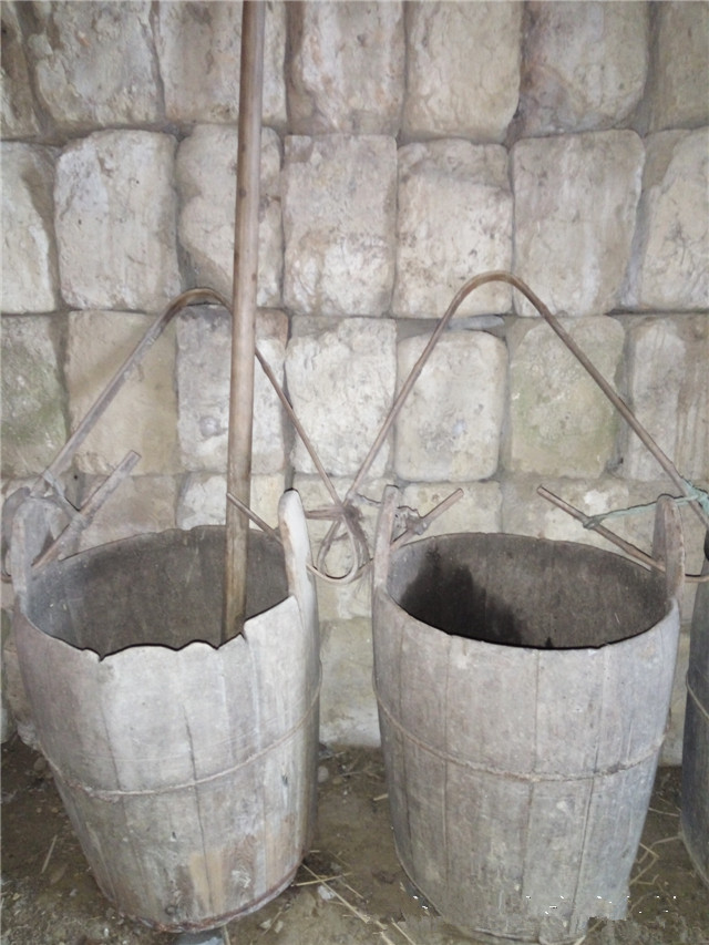 小便就是用这个粪桶解决的,大便就去厕所了.