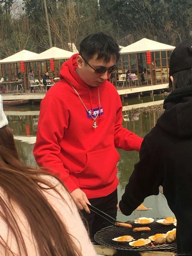 王思聪在成都吃烧烤被网友偶遇晒照叫的挺腻歪, 戴墨镜这发型酷吗