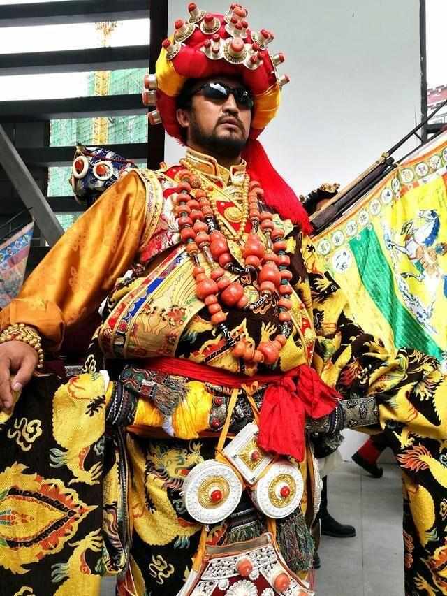 在传统风俗中,康巴汉子普通有"三件宝",分别是头饰,护身盒和刀子,男