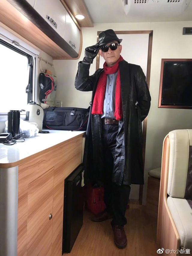 58岁六小龄童街头表演引来无数观众拍照留恋他身体硬朗有活力