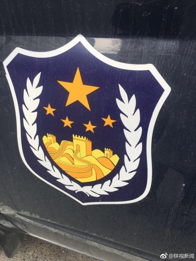西安街头停了个警车却挂个民牌看警方给它验明正身