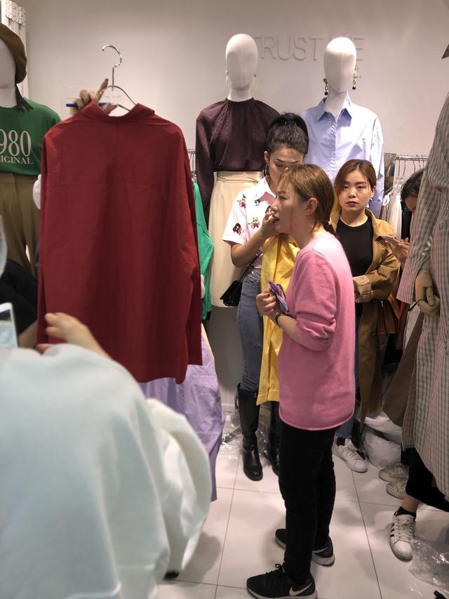 买手逛女装批发市场早春早先看韩系套装吸晴搭配