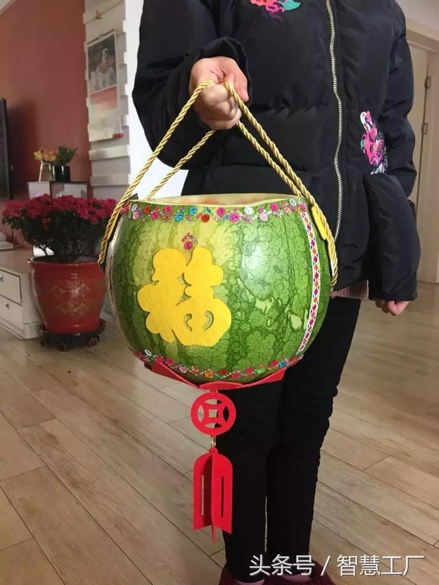 鸟老师大喊一声 开心果我来吃,灯笼你来做 家里刚好有个西瓜