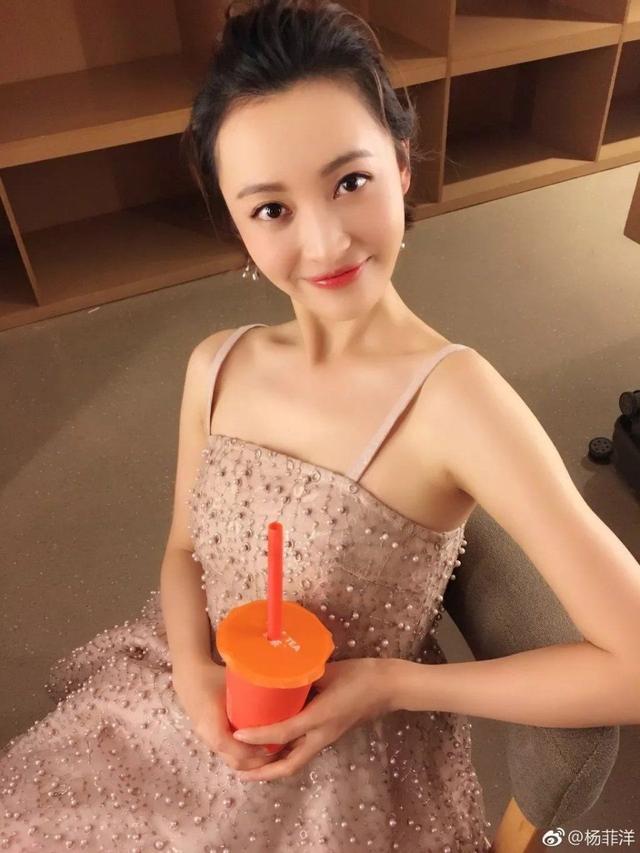 就和男明星杨洋一个名字,于是她就是改名了,改成杨菲样!