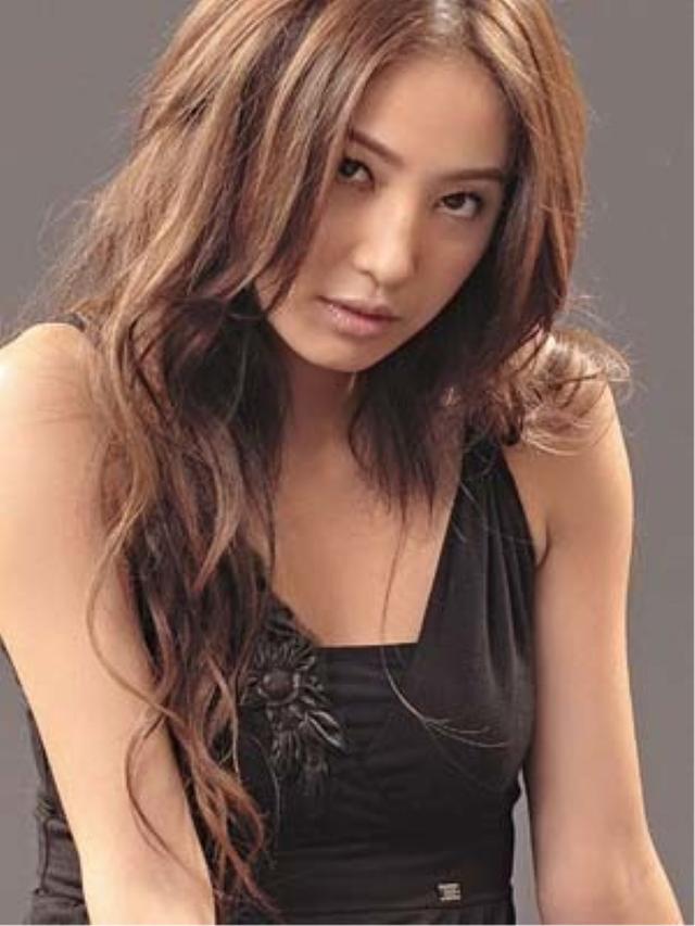 幕小蕾也曝光了其在该片中的定妆照,照片慕小蕾身穿警服摇身变成美丽