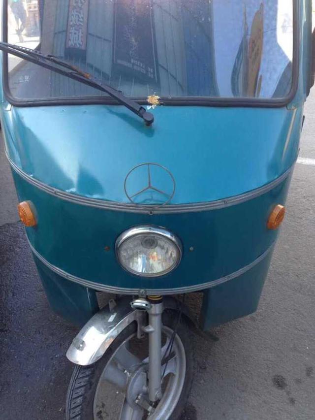 看我自制的奔驰车标,跟我的三轮车是不是很般配!