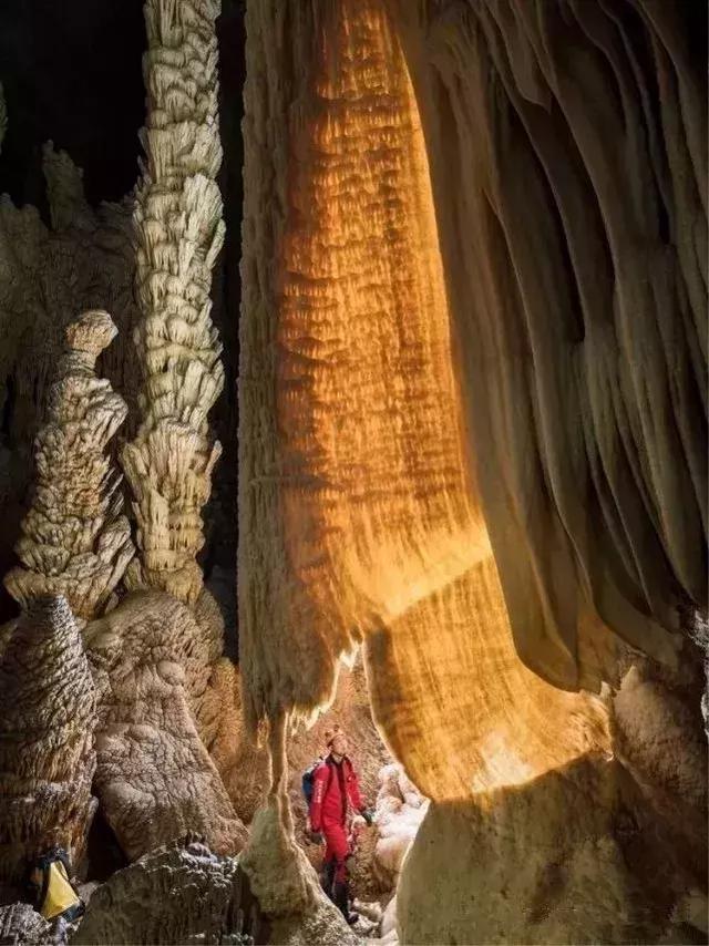 6 万立方米主洞道十分宽敞高大海拔 860 米的剌猪洞,除了长度罕见外据