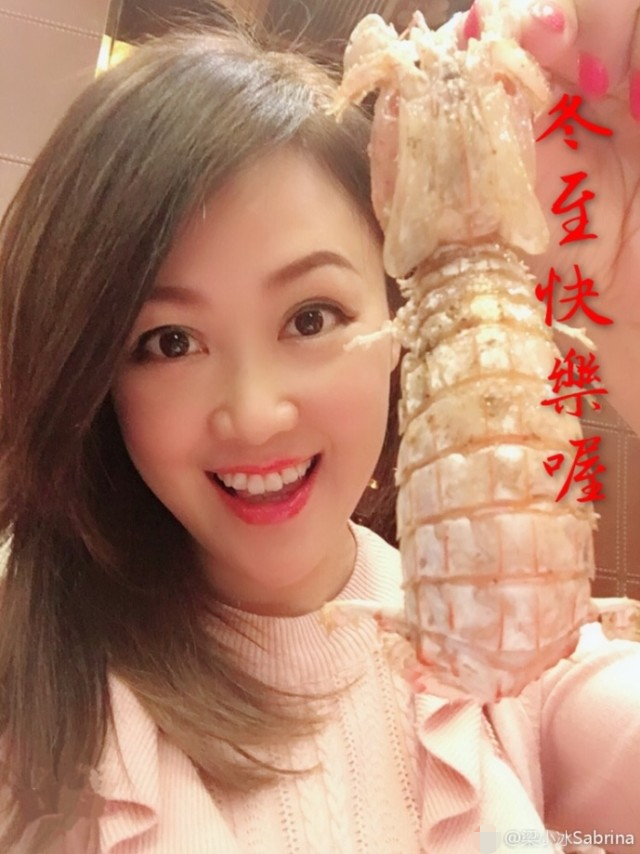 12月22日梁小冰微博晒出冬至大餐照,并发文送祝福写到:"15祝大家