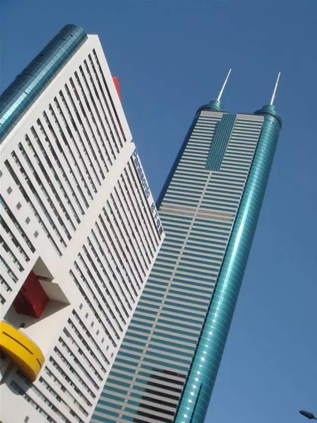 地王大厦,正式名称为信兴广场,位于深圳市深南东路上,1993年开始兴建