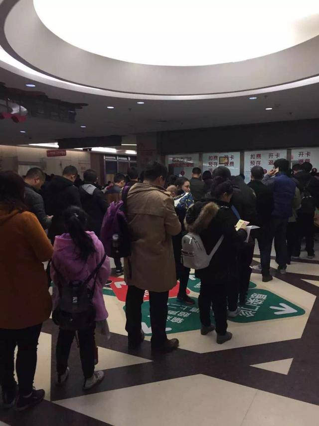 5度,去医院的时候,好不容易排队排到了,医生只开了一些药,还有一大堆