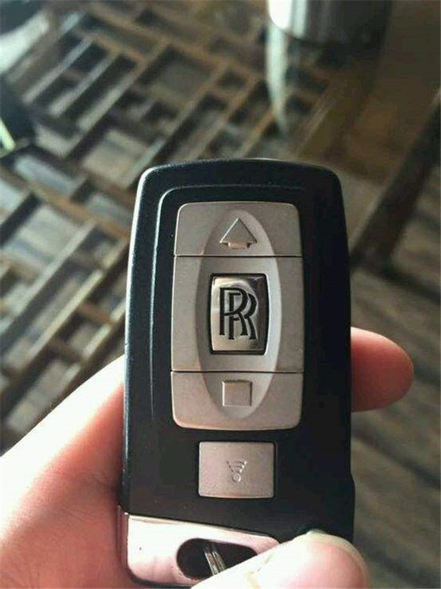 富二代给母亲买500万的劳斯莱斯结果母亲看后竟这么做