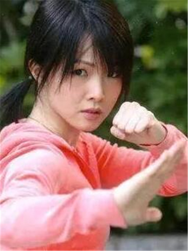 从小受母亲影响,4岁开始学习武术功夫,擅长太极拳,武当及太极剑法