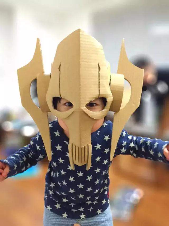 原来老爸本来就是用纸板箱做手工的达人,也不光会做面具来看其它的