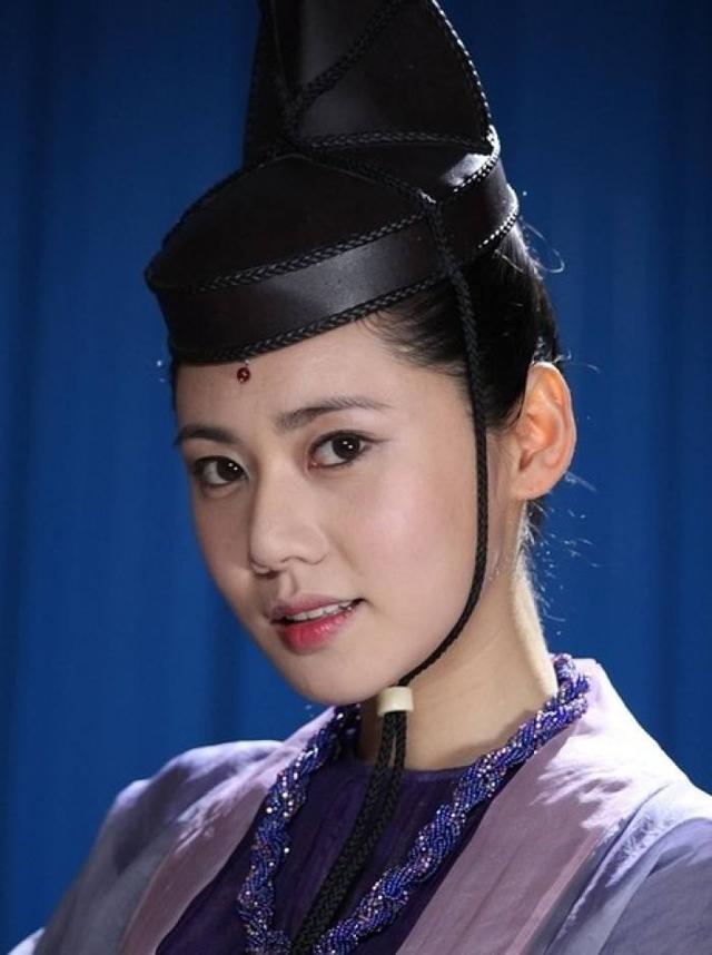 18岁被父母放弃,却被中国老公宠上天,现在39岁美得不像话!