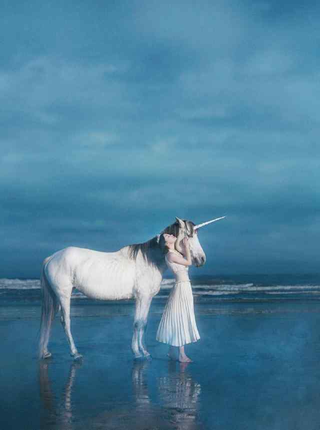 网友用镜头拍摄了海市蜃楼里的人物:美女骑着独角兽从远方而来