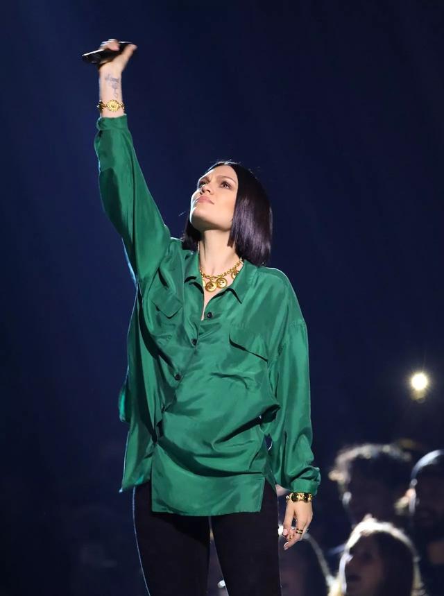 jessie j首期《歌手》冠军!网友:一个能打的都没有!