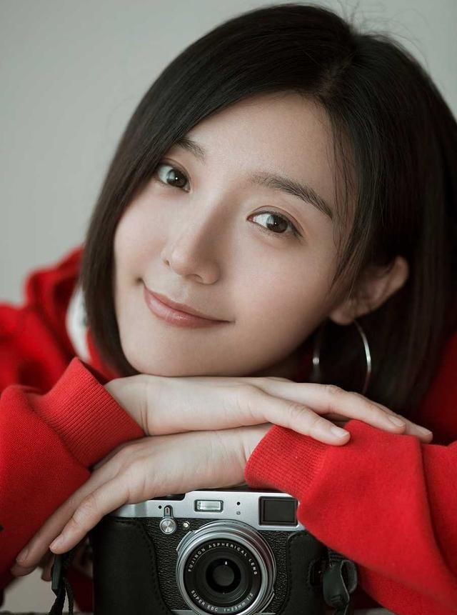 微博id:@房程程cici 她叫房程程 近日主演的网剧《艳骨》 正在优酷