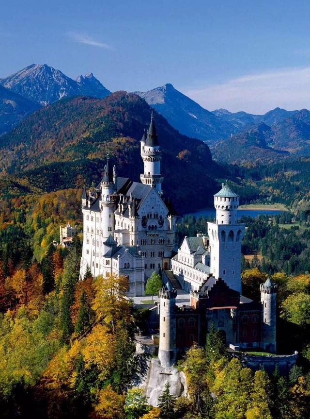 富森小城的新天鹅堡远近闻名,完美的城堡全景,满足一切公主.