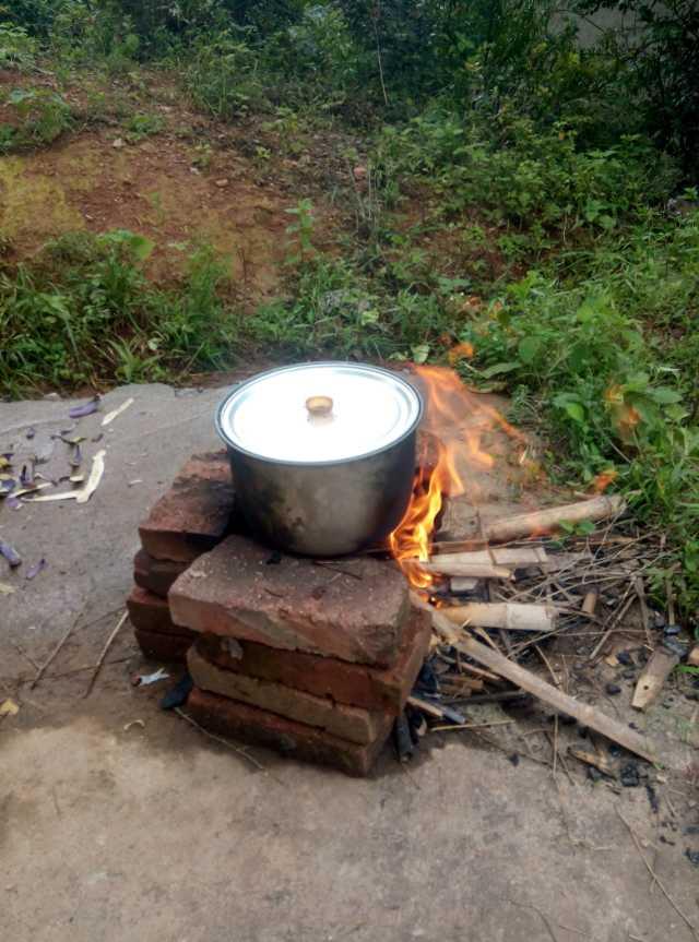 用柴火煮饭