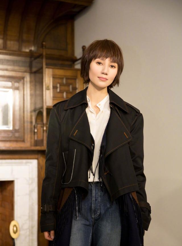 袁泉身着风衣内搭白衬衫和牛仔裤 干练又时髦