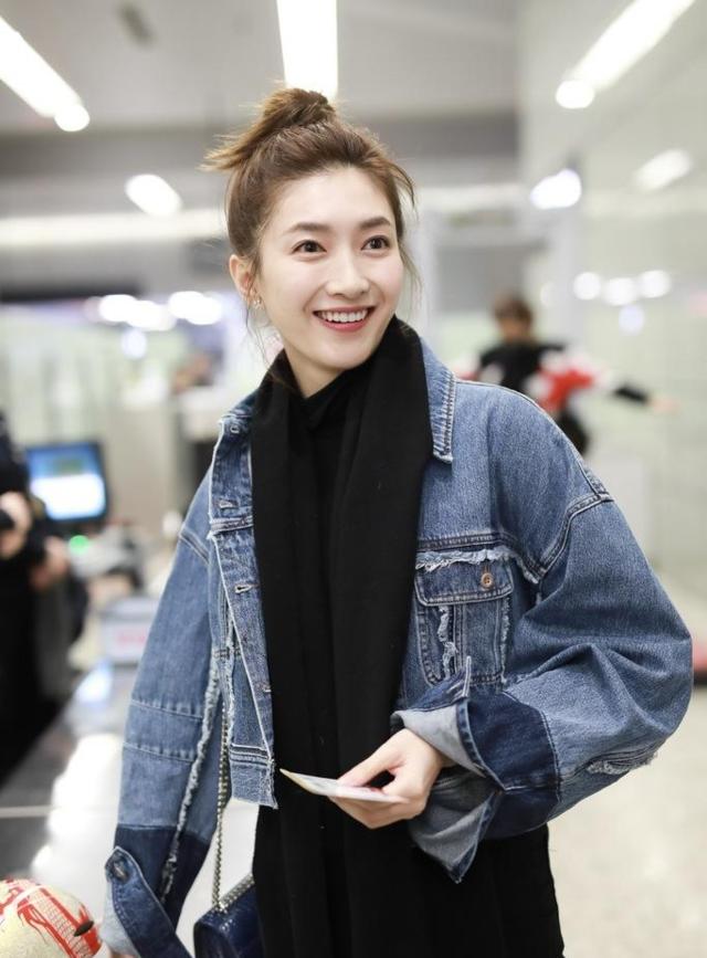 江疏影又扎丸子头,搭配高腰牛仔衣,堪比18岁少女样儿!