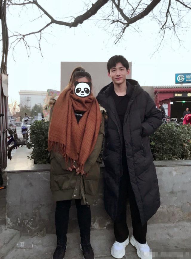 白敬亭穿长款羽绒服与粉丝合照,双手插兜敞着怀很帅气!