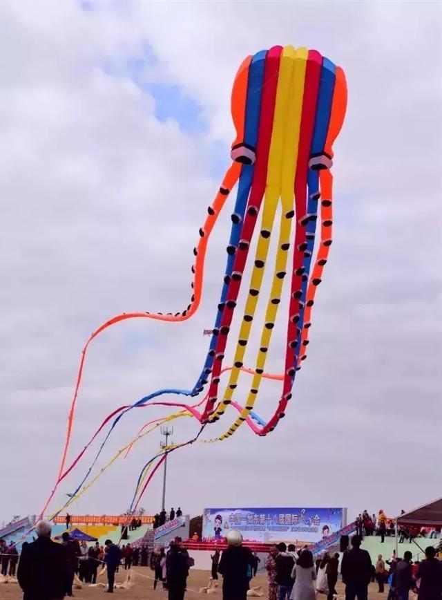 最值得一提的是,"打斗风筝"竞赛选手们,将在风筝飞行速度高达一两百