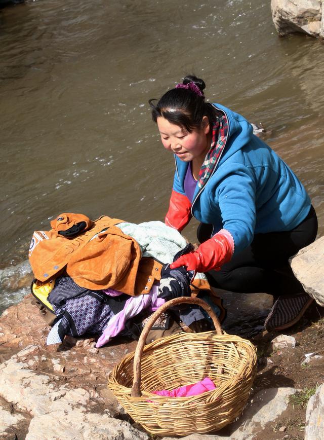 天水一个偏远小山村是这样洗衣服的