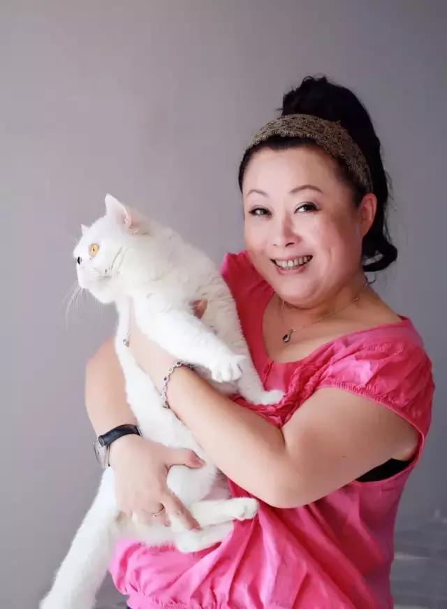 55岁的女明星跟小11岁前夫离婚,如今和小28岁的高富帅恩爱相恋!