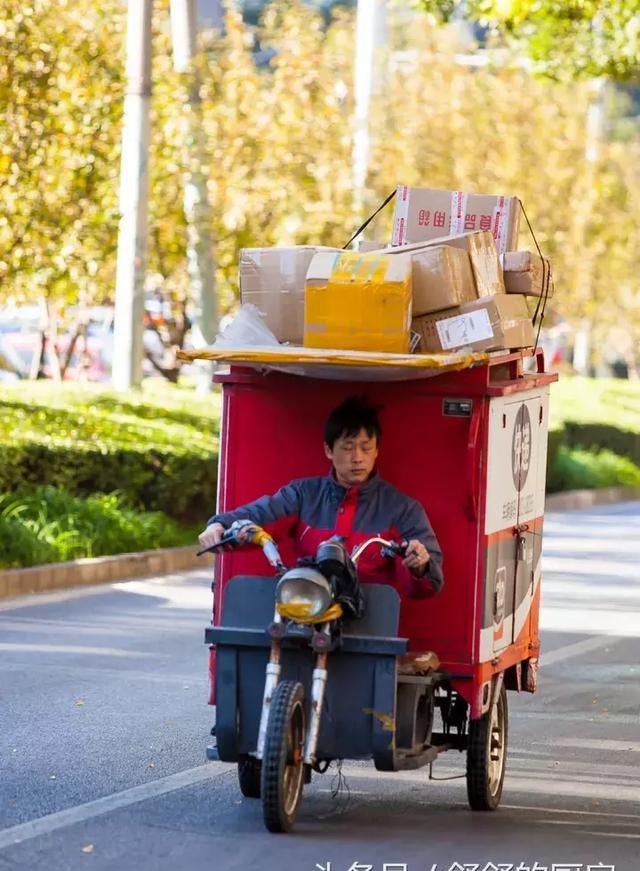 不满双11提前上班,有快递员暴踢包裹,不过更多快递小哥让人感动