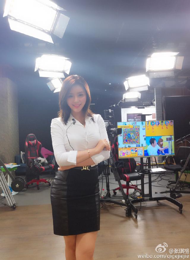 女主播张琪格身材好的穿白衬衫要谨慎网友点开看了太大也不好