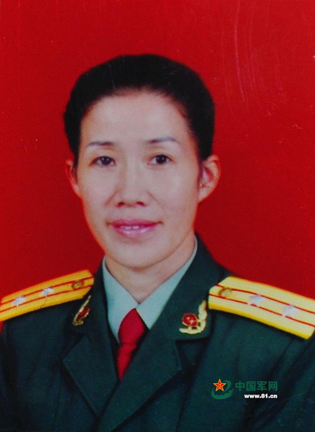 这张黑白照片摄于1983年11月,当时,陈伟红身着绿上衣,衣服上是红领章