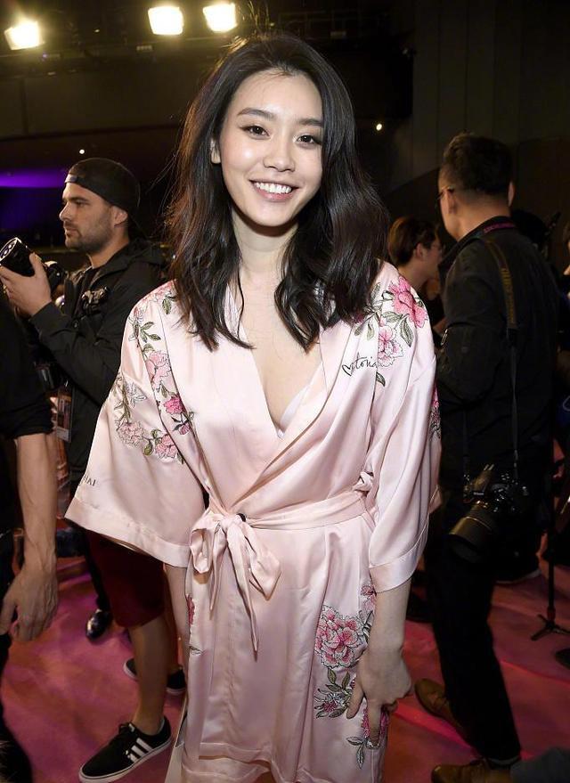 奚梦瑶维密秀场睡衣秀事业线,白色内衣塑形不完美