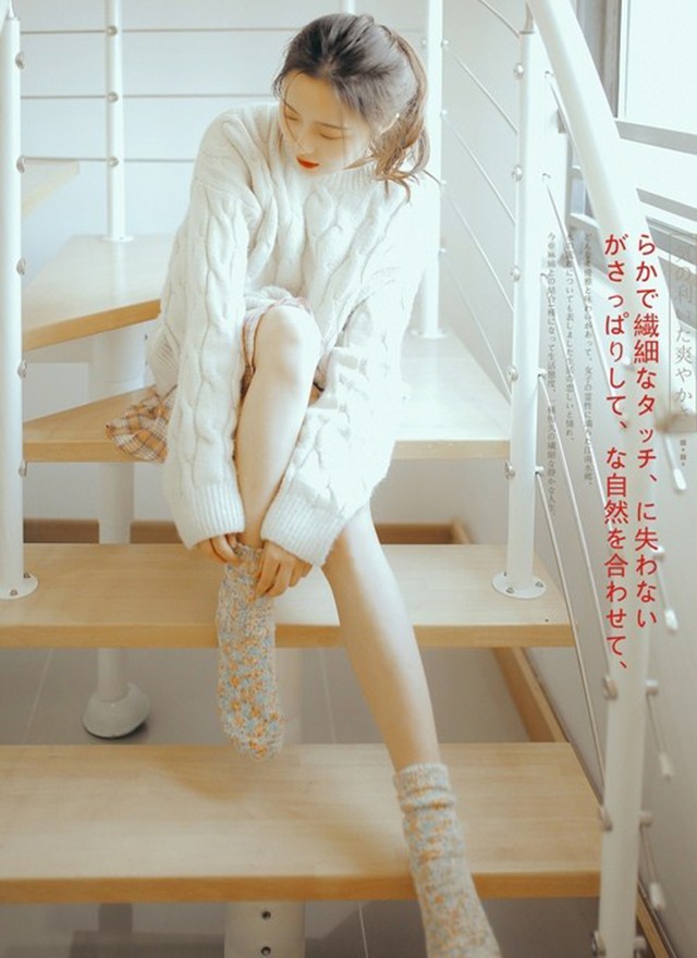 大长腿白袜子女生逆光自拍