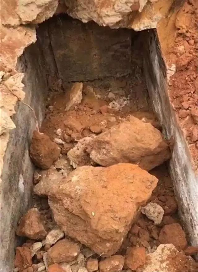 施工师傅意外挖开居民祖坟吓得手一抖酿成了悲剧顿时欲哭无泪