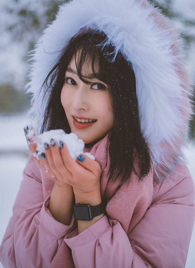 南方下雪姑娘穿棉袄踩雪脸蛋冻得通红唯美写真