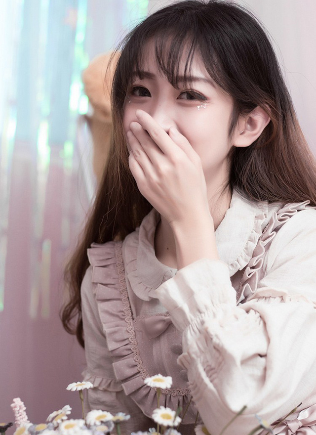 清澈大眼睛女生捂嘴甜笑粉红洛丽塔系列写真