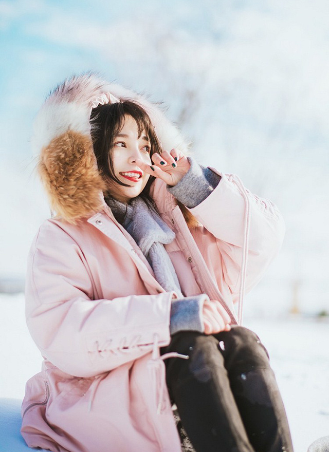 白肤胜雪漂亮大姐姐雪上嬉戏美丽迷人照