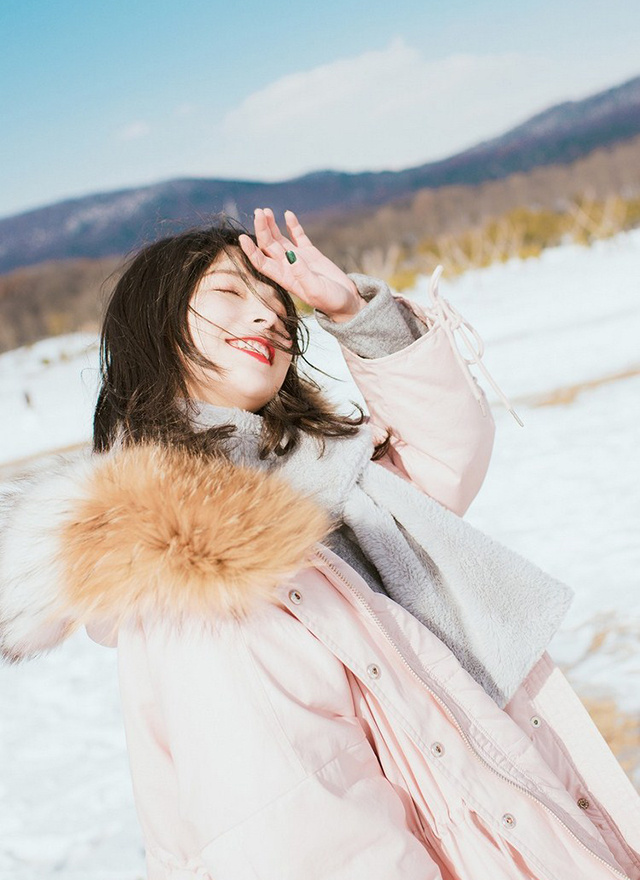 白肤胜雪漂亮大姐姐雪上嬉戏美丽迷人照