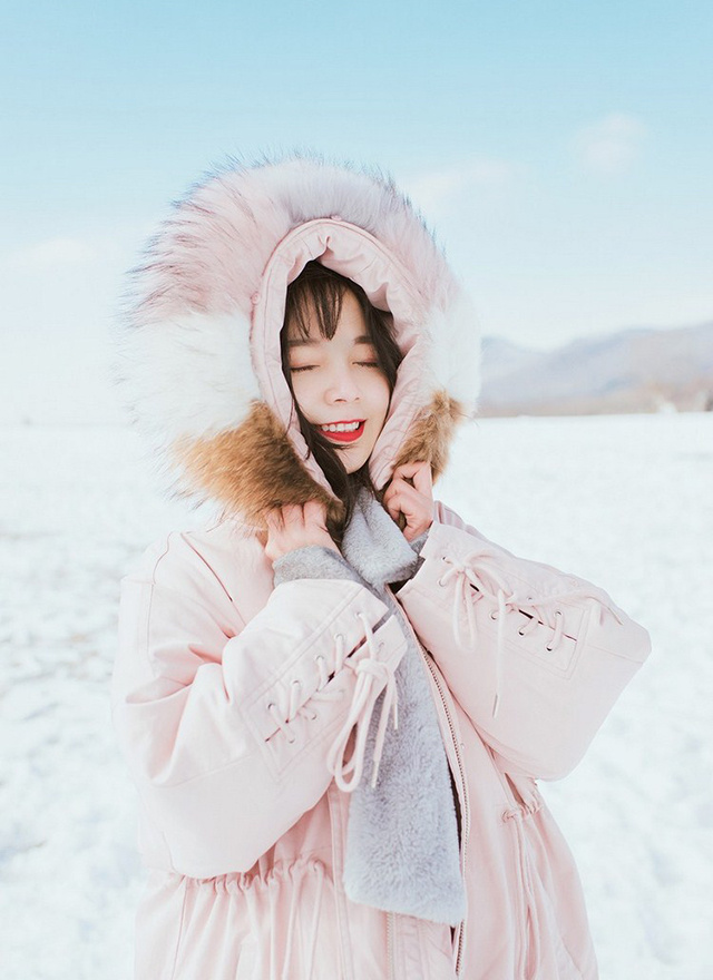 白肤胜雪漂亮大姐姐雪上嬉戏美丽迷人照