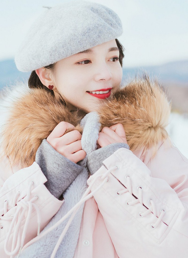 白肤胜雪漂亮大姐姐雪上嬉戏美丽迷人照