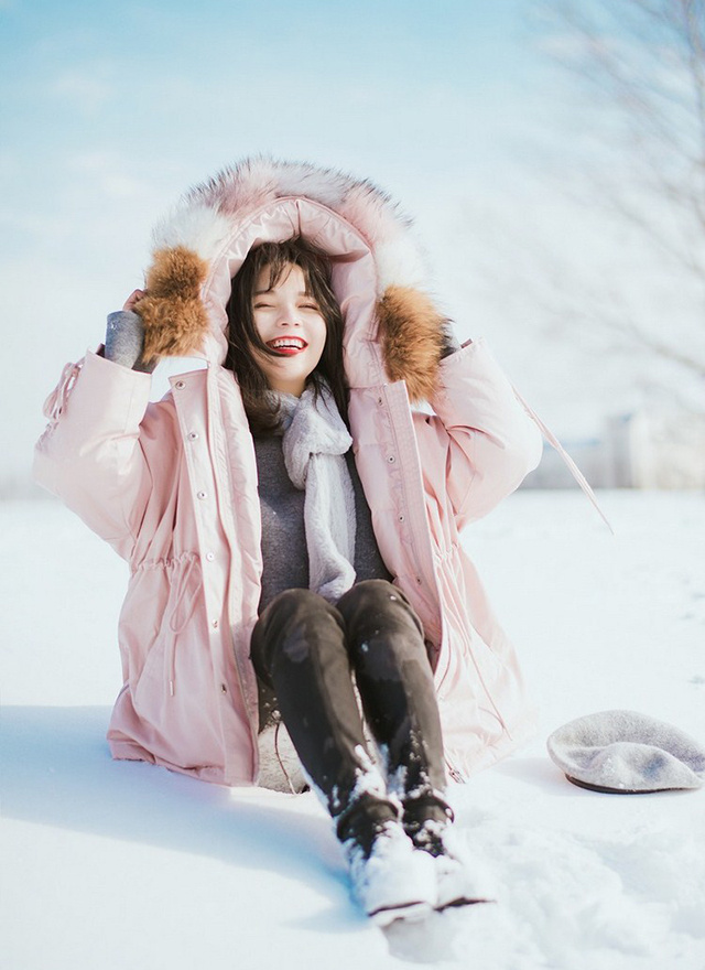 白肤胜雪漂亮大姐姐雪上嬉戏美丽迷人照