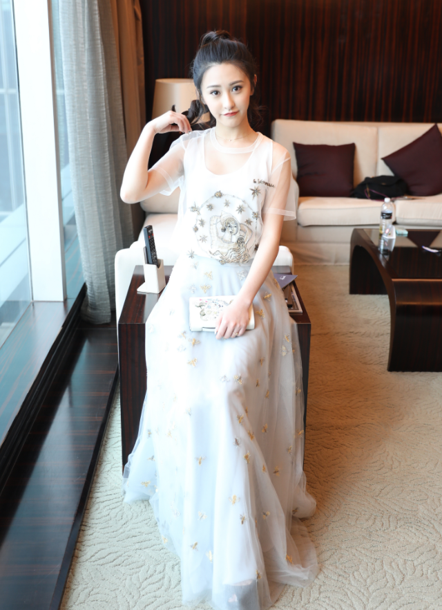 她演赵丽颖的幺妹被骂惨,起诉王思聪被赞有勇气,长相清丽脱俗!