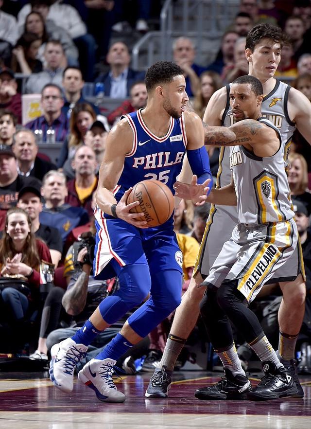 正所谓拳怕少壮双拳难敌四腿,年轻的西蒙斯像极了当年的小皇帝,他穿针