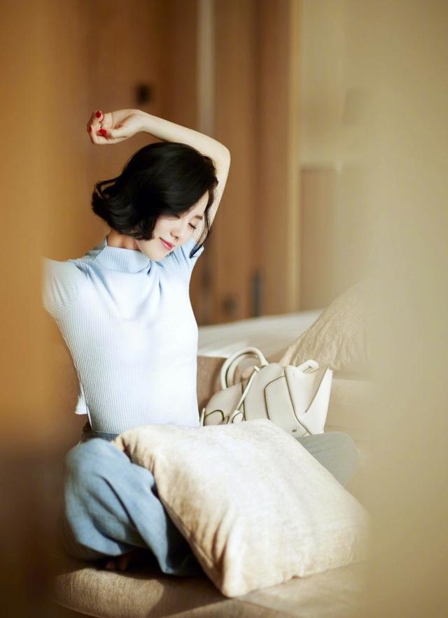 刘诗诗蓝白撞色毛衣搭配阔腿裤,变身潇洒蓝精灵心情超好