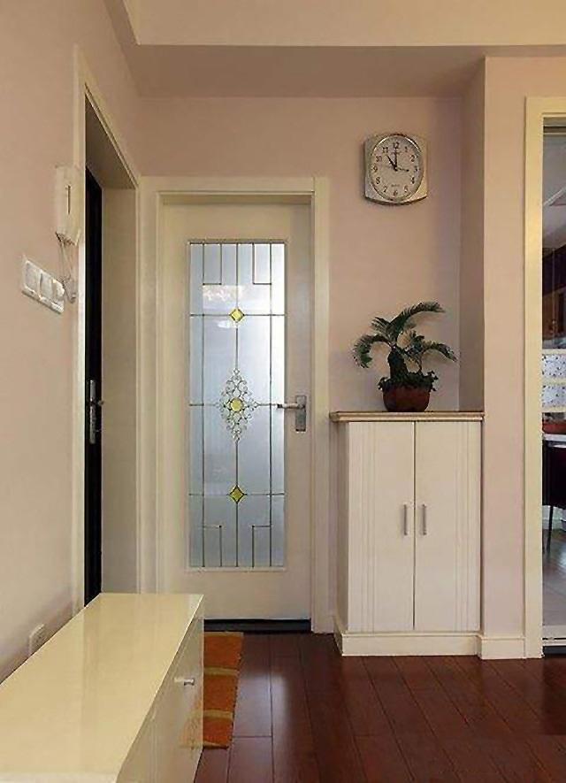 大门正对着卫生间怎么办?师傅说这样装就没问题了