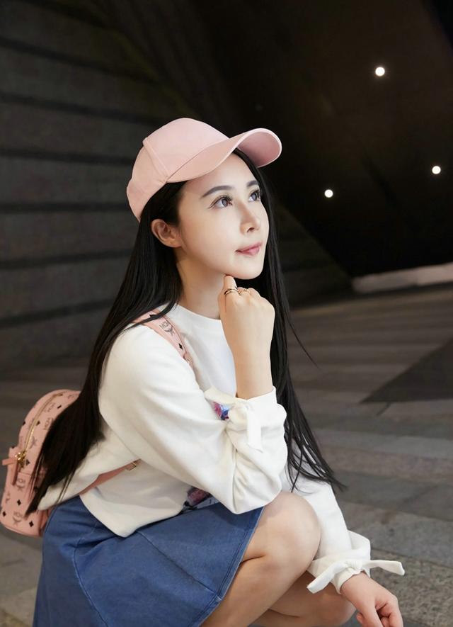 尤物萱萱气质街拍靓丽短裙写真