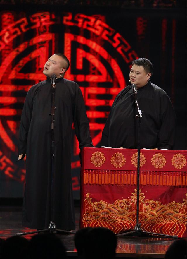 岳云鹏1985出生在河南濮阳,是德云社的青年相声演员,他从小就在北京