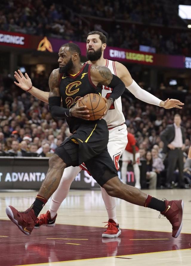 詹姆斯强势砍下38分率队逆转取胜